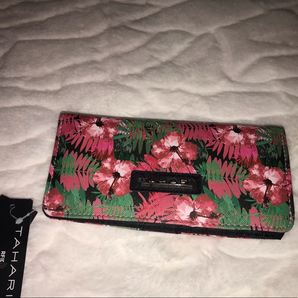 NWT TAHARI SLIM CLUTCH WALLET